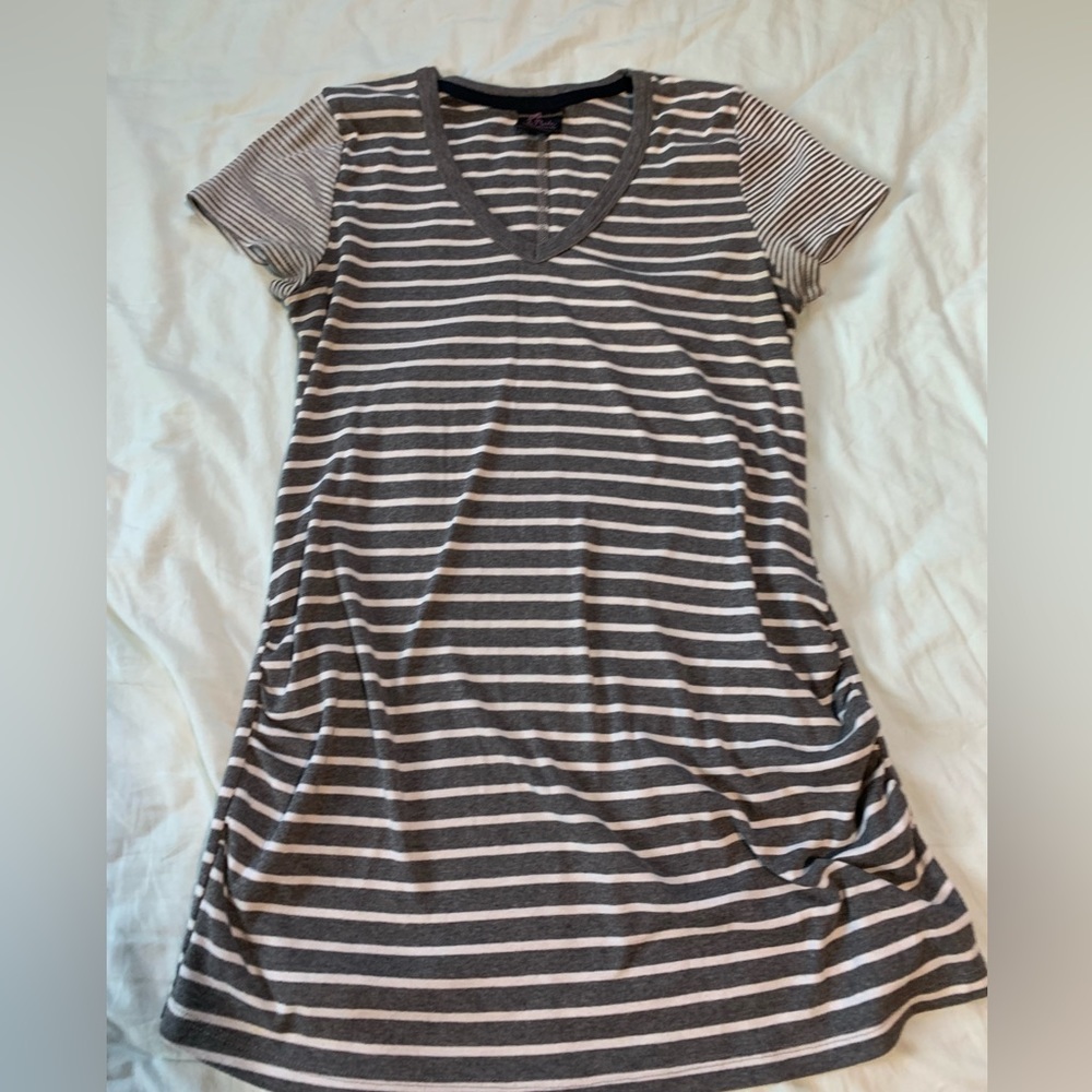 Maternity Top Oh Baby by Motherhood Sz Large V-neck shirt